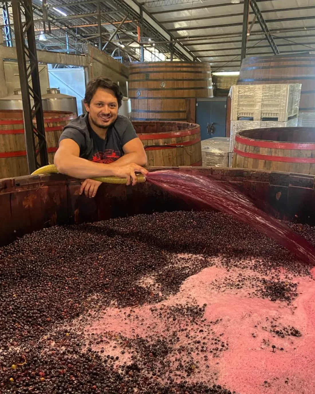 Carlos Meza haciendo un remontaje en la bodega
